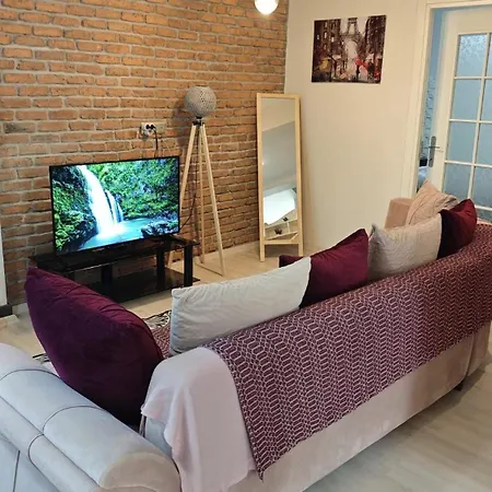 Peaceful Comfortable Clear Center Familyhouse